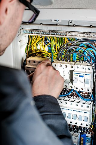 Na jakie sprawy zwrócić uwagę podczas wyboru firmy do zrobienia instalacji elektrycznej